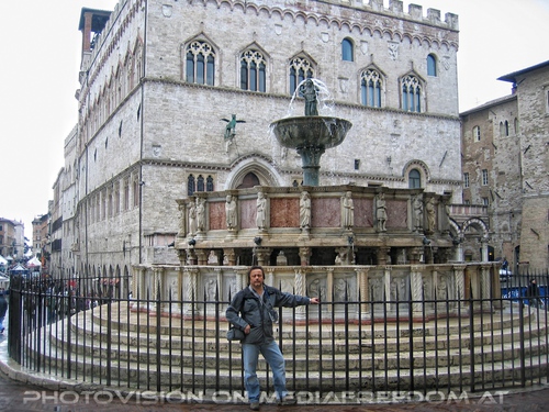 Vor Palazzo Priori mit Fontana Maggiore