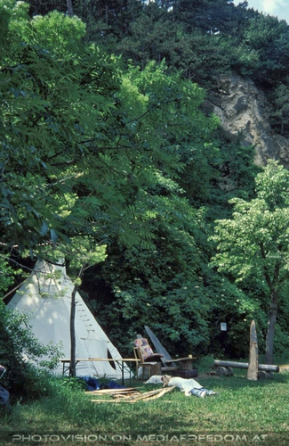 Tipi Idylle mit Hund