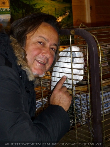 Mit einem wei�en Kakadu