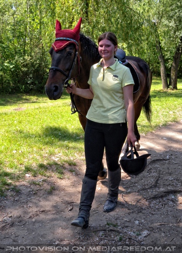 Mit Pferd Rotk�ppchen