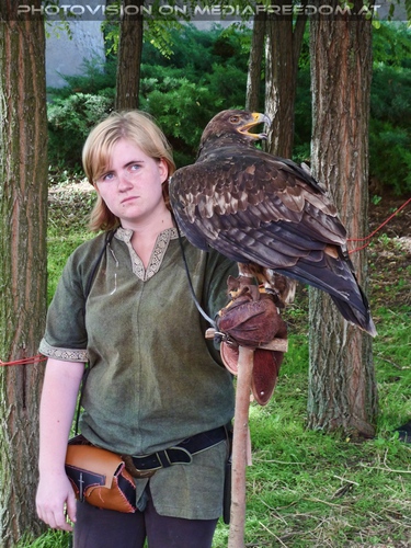 Falknerin mit Adler