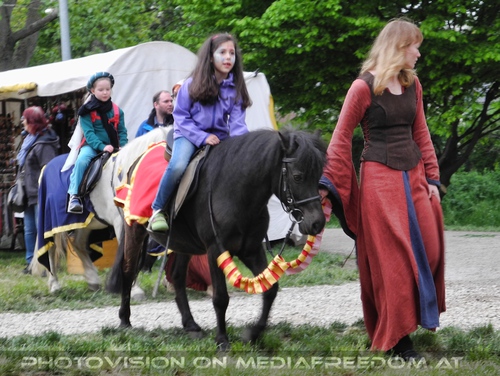 Mittelalterliches Pony reiten