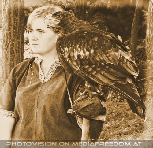 Falknerin mit nerv�sem Adler