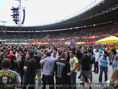 Wrecking Ball Tour - Pix 03