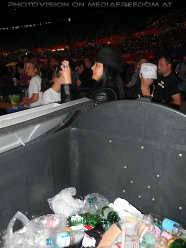 Wrecking Ball Tour - Pix 17