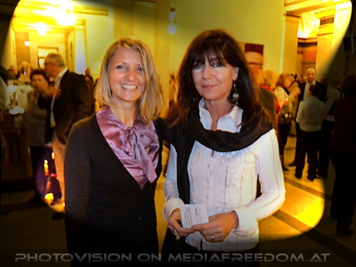 Manuela und Eva D. im Foyer