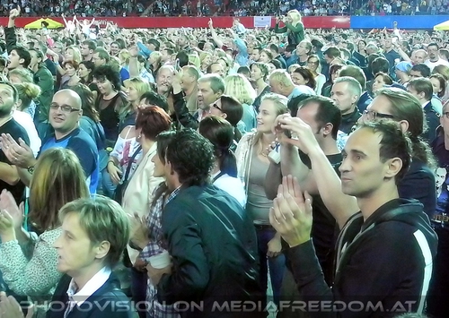 Wrecking Ball Tour - Pix 41