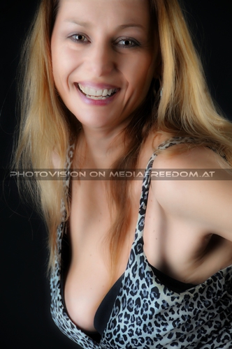 Cover Up 10 - Bettina Scene 01