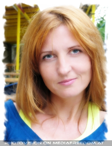 Manuela in red - blue mood