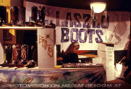 Laszlo Boots Stand