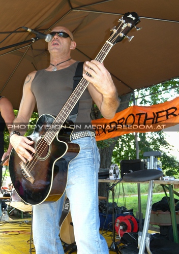 Acoustic Bassman: Harry Brix