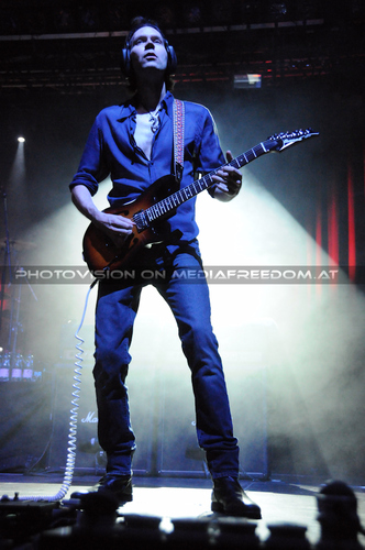 Actual size 18: Paul Gilbert