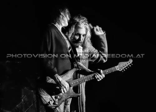 Revolucion 18: John Corabi,Bernhard Fowler