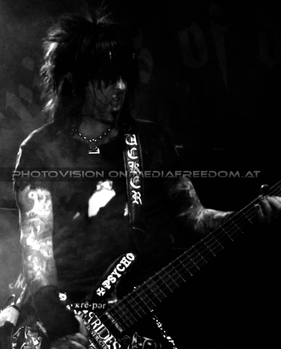 Runaway psycho bride: Nikki Sixx