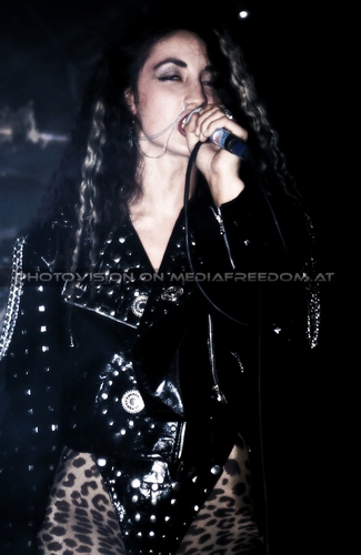 Fighting for the lady - Tour Pix 12