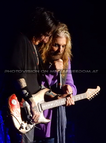 Revolucion 17: John Corabi,Bernhard Fowler