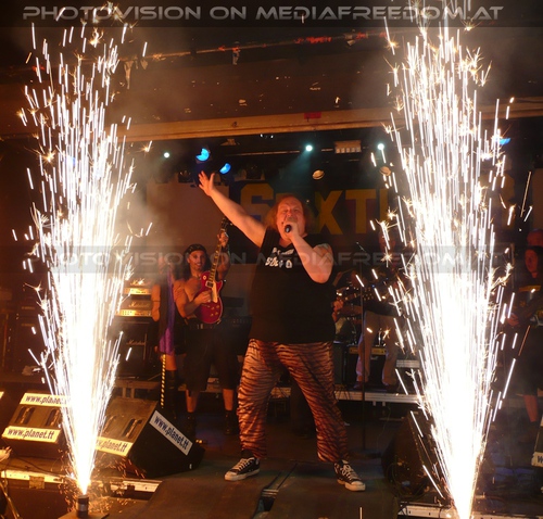 Shine a light: Manfred Strasser,Chris Bauer