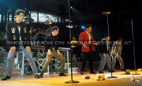 Step by step - Tour Pix 31: Jonathan Knight,Joey McIntyre,Jordan Knight,Danny Wood,Donnie Wahlberg