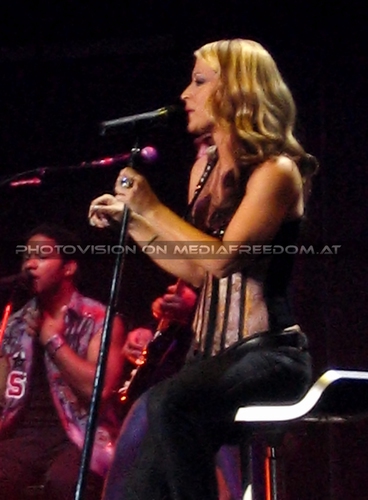 Anastacia Tour Pix 04: Anastacia