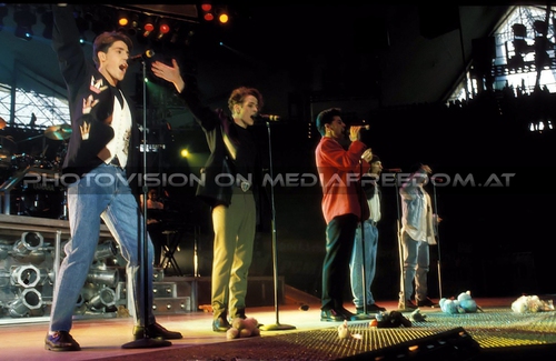 Step by step - Tour Pix 17: Jonathan Knight,Joey McIntyre,Jordan Knight,Danny Wood,Donnie Wahlberg