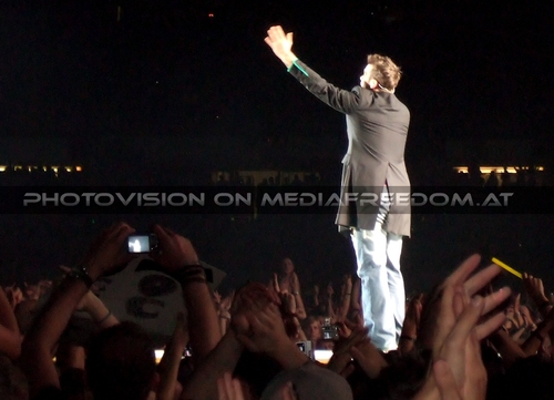 Intensive Care Tour - Pix 05: Robbie Williams