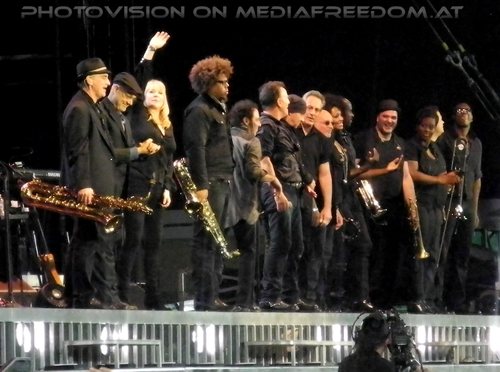 Wrecking Ball Tour - Pix 55