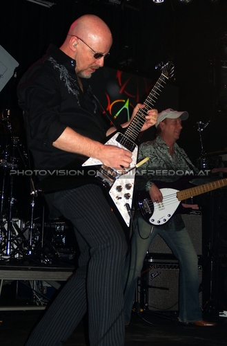 Theres the rub: Andy Powell,Bob Skeat