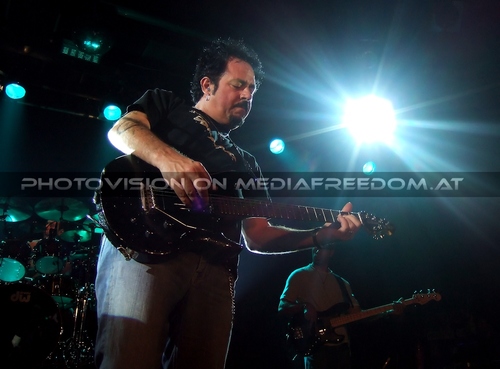 El Grupo 28: Joey Heredia,Steve Lukather,Oskar Cartaya