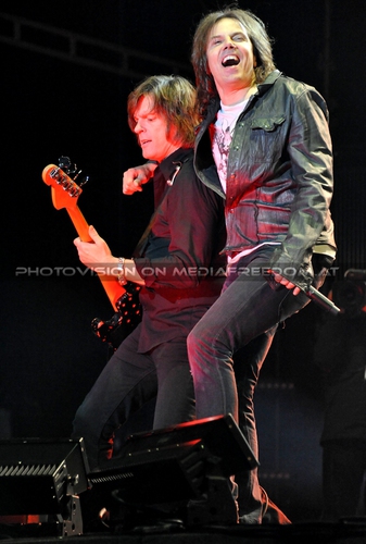 Open your heart: John Leven,Joey Tempest