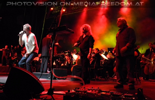Smoke on the water - final: Bohemian Symphony Orchestra,Ian Gillan,Les Holroyd,Lou Garmm