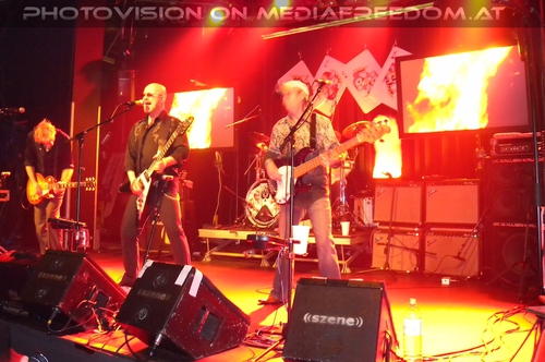 No smoke without fire: Muddy Manninen,Andy Powell,Bob Skeat