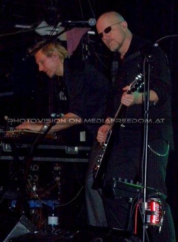 Twin barrels burning: Muddy Manninen,Andy Powell