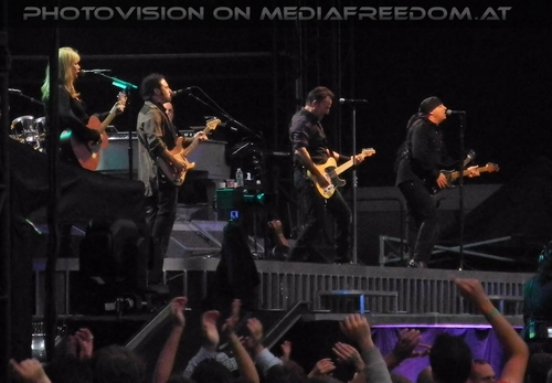 Wrecking Ball Tour - Pix 09