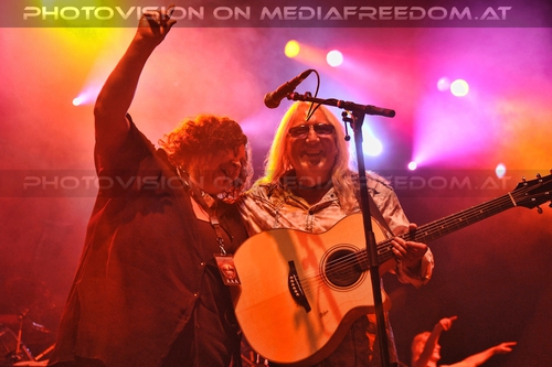 Lady in black - on stage: Martina Pokorny,Mick Box