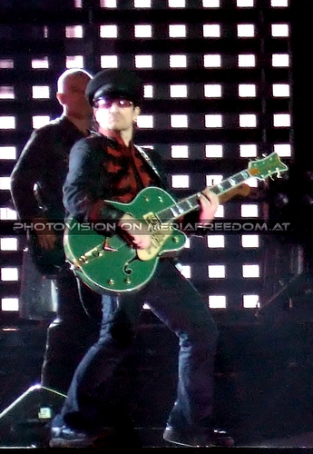 Vertigo 18: Adam Clayton,Bono