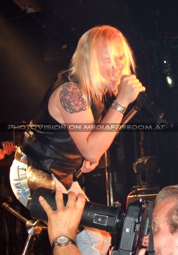 Between two worlds 09