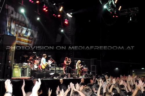 Waiting for an Alibi - Tour Pix 21: Brian Downey,Richard Fortus,Darren Wharton,Ricky Warwick,Scott Gorham