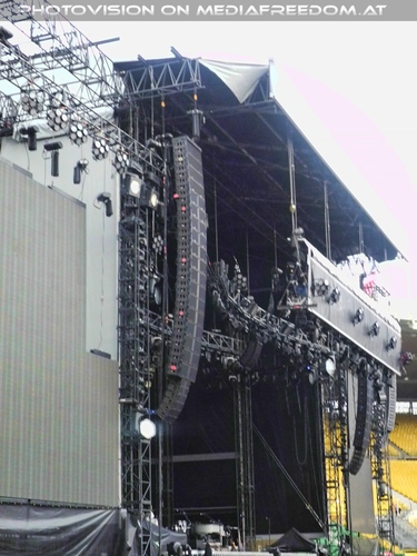 Wrecking Ball Tour - Pix 04