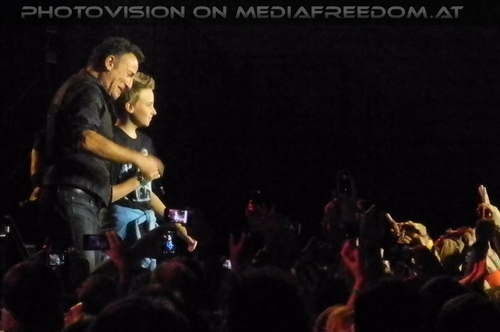 Wrecking Ball Tour - Pix 28