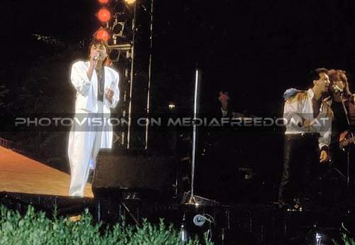 Tear the walls down 09