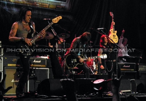 Waiting for an Alibi - Tour Pix 06: Marco Mendoza,Brian Downey,Ricky Warwick,Richard Fortus,Scott Gorham