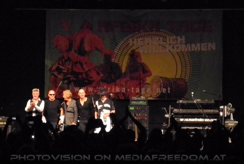 Somewhere in Africa again - Tour Pix 47: Mick Rogers,Jimmy Copley,Robert Hart,Steve Kinch,Manfred Mann