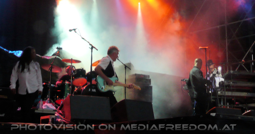 Solar fire - in the rain: Noel McCalla,Jim Copley,Mick Rogers,Steve Kinch,Manfred Mann