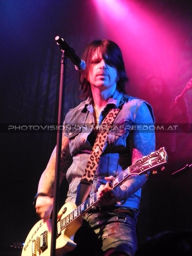 Lizzy Live Tour - Pix 11: Ricky Warwick
