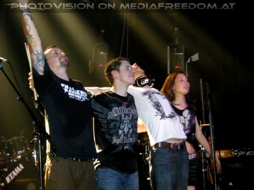 Silence Followed Tour Pix 35: Thomas Lang,Paul Gilbert,Emi Gilbert