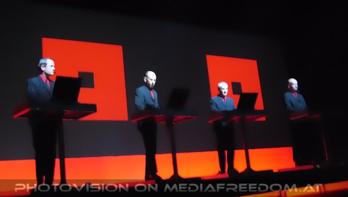 Neonlicht: Ralf H�tter,Henning Schmitz,Fritz Hilpert,Florian Schneider-Esleben