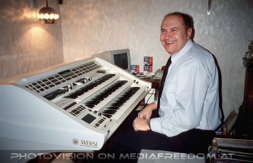 ...Orgel kauft hot kan Plotz im Wohnzimma