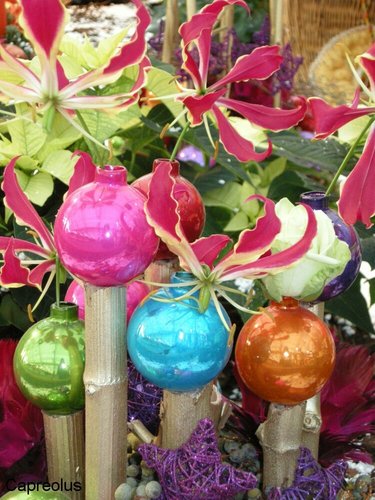 Harmonie: Lilien, bunte Glaskugeln