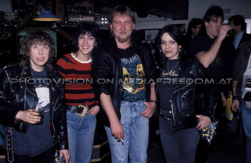 Cheers you lot 15: Denise Dufort,Jackie Carrera,Cris Bonacci