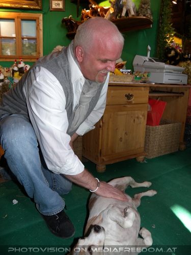 Streichelei von Snoopy: DJ �tzi